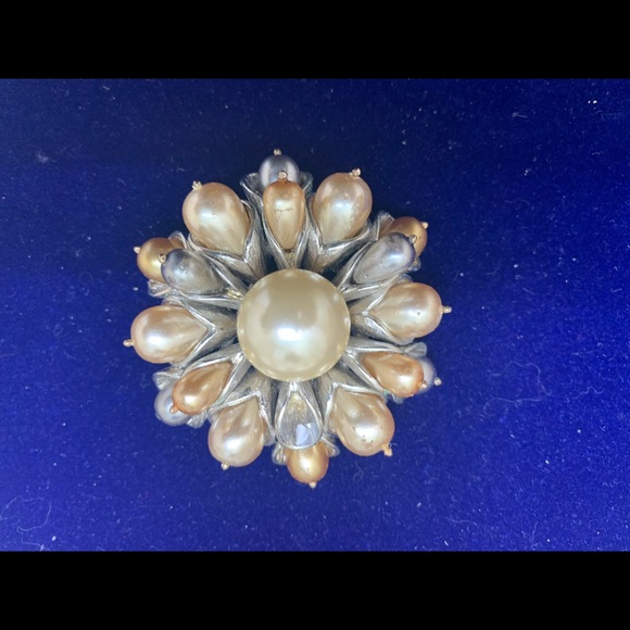 Large heavy weight faux Pearl brooch unsigned - Picture 4 of 4